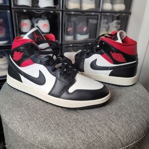 NIKE AIR JORDAN 1 MID! Mens 9.5 Wmns 11